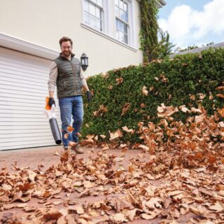 Prodotti in promozione 457 Il soffiatore a batteria STIHL BGA 50 del sistema STIHL AK è lo strumento compatto e flessibile ideato per supportarti con efficienza nei lavori di...