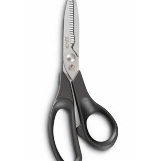 Forbice sartina professionale Ausonia, 8" (20,32 cm) della linea APE. Forgiata a caldo, nichelata e affilata a mano per tagli di precisione su...