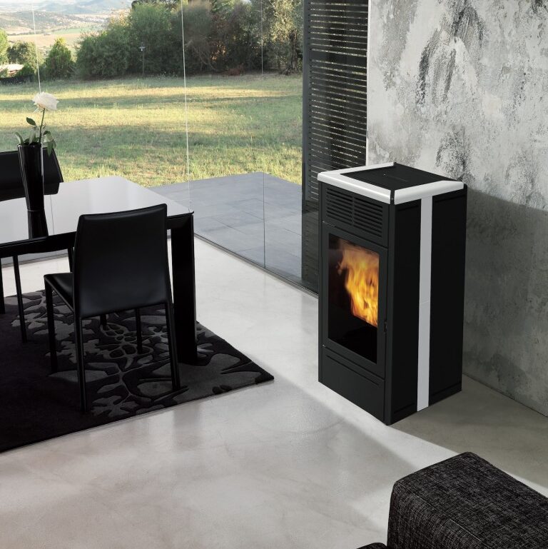 EDILKAMIN STUFA PELLET NARA 2 CERAM. BIANCO OP. Stufa a pellet ad aria da 6,9 kW con rivestimento in ceramica bianco opaco, focolare in ghisa e serbatoio da 24 kg. Programmazione...