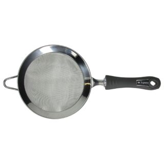 Colino da cucina in acciaio inox diametro 150 mm, indicato nella gamma Kitchen Tools / Mythos di Tognana. Utensile adatto per filtrare e colare...