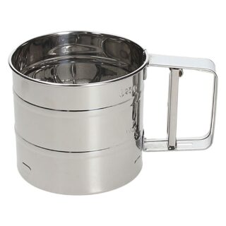 Spargifarina in acciaio inox della linea Mythos di Tognana, progettato per spolverare farina su superfici e impasti. Soluzione compatta e resistente...