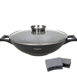Wok da 32 cm della linea Ambiziosa: corpo in alluminio fuso, interno antiaderente effetto granito rinforzato e coperchio in vetro temperato. Manici...