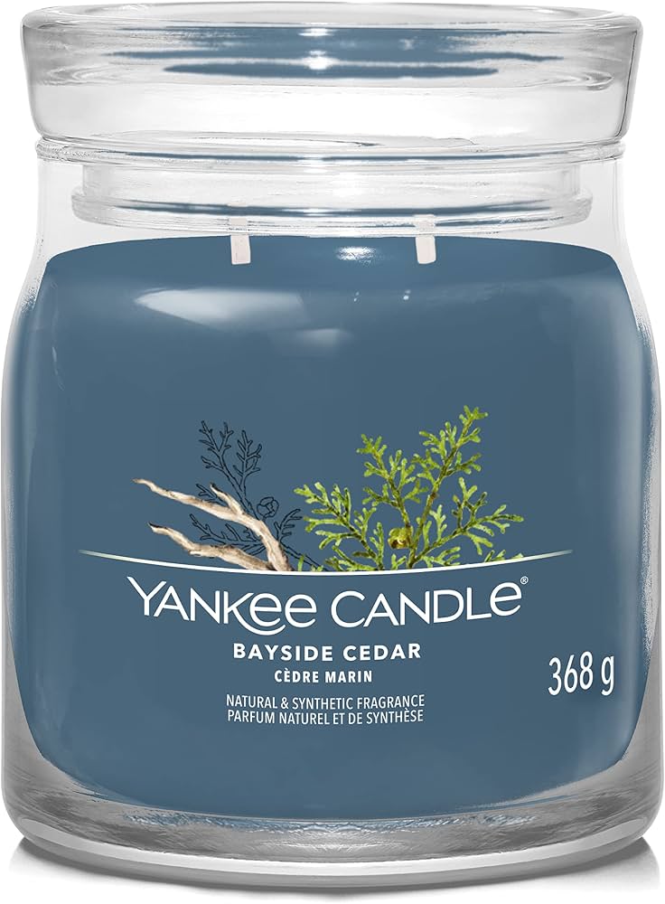 YANKEE CANDLE JAR BAYSIDE CEDAR 368G Candela profumata in vaso da 368 g con fragranza Bayside Cedar: note marine e legnose su base di cera a base di soia. Due stoppini per una...