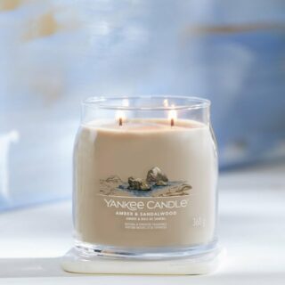 Candela profumata in giara media Yankee Candle Amber & Sandalwood, fragranza calda e legnosa con note di ambra e sandalo. Giara da 368 g con due...