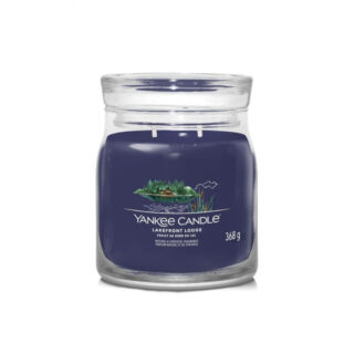 Candela profumata in vaso della linea Signature, 368 g. Fragranza Lakefront Lodge che richiama una notte tra conifere e lago; miscela di cera di soia...