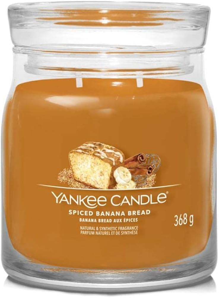 YANKEE CANDLE JAR SPICED BANANA BREAD 368G Candela in barattolo Yankee Candle Signature Medium Jar da 368 g con fragranza dolce e speziata di banana, vaniglia e cashew milk. Vaso in vetro con...