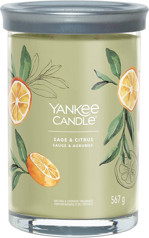 YANKEE CANDLE TUMBLER SAGE & CITRUS 567G Candela profumata Yankee Candle Sage & Citrus in barattolo Signature Large Tumbler da 567 g, con doppio stoppino e cera a base vegetale. Fragranza...