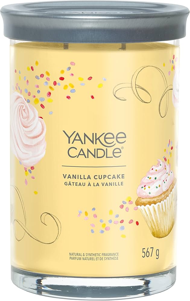 YANKEE CANDLE TUMBLER VANILLA CUPCAKE 567G Candela profumata Yankee Candle Vanilla Cupcake in vaso di vetro Signature Large Tumbler da 567 g. Fragranza dolce e cremosa con note di limone e...