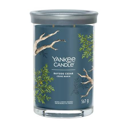 YANKEE CANDLE TUMBLER BAYSIDE 567G Candela profumata Yankee Candle 'Bayside Cedar' in formato Signature Large Tumbler (567 g) con due stoppini per una diffusione uniforme. Fragranza...