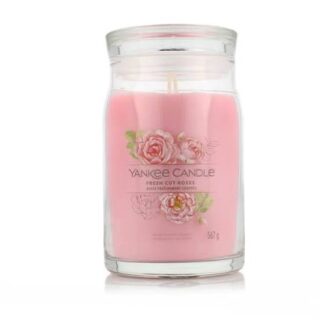 Candela profumata in giara da 567 g con fragranza floreale a base di rosa rossa. Giara in vetro con doppio stoppino per una diffusione olfattiva...
