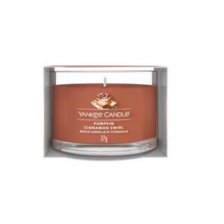 Votiva filled da 37 g con fragranza autunnale Pumpkin Cinnamon Swirl: zucca, cannella, caramello e vaniglia in un formato compatto ideale per provare...
