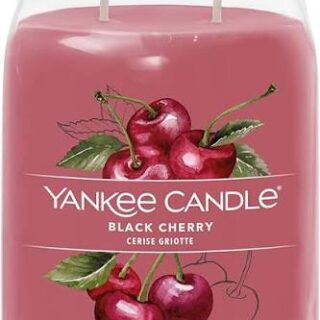 Candela in barattolo Signature da 567 g con fragranza Black Cherry: ciliegia nera con note di mandorla e cannella. Due stoppini e barattolo in vetro...