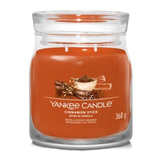 Candela in giara media Signature (368 g) con due stoppini per diffusione uniforme. Fragranza calda e speziata: cannella, cardamomo e chiodi di...