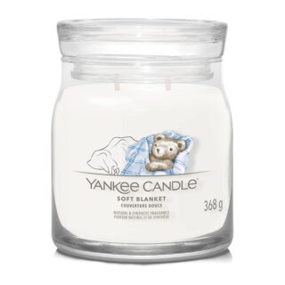 Giara media Yankee Candle "Soft Blanket" da 368 g: fragranza avvolgente su base di ambra, cacao e muschio. Vaso in vetro con etichetta illustrata e...