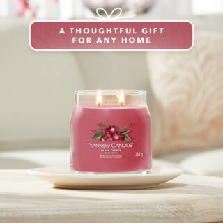 Candela profumata Yankee Candle Black Cherry in giara media Signature da 368 g. Fragranza fruttata di ciliegia con accenti di mandorla e cannella,...