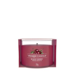 Candela votiva Yankee Candle Black Cherry in formato mini da 37 g. Fragranza dolce e acidula di ciliegie con note di cannella e mandorla; fino a 5-10...