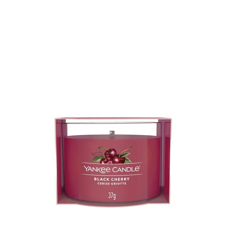 YANKEE CANDLE JAR BLACK CHERRY 37G Candela votiva Yankee Candle Black Cherry in formato mini da 37 g. Fragranza dolce e acidula di ciliegie con note di cannella e mandorla; fino a 5-10...