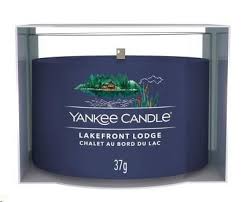 Votive riempita da 37 g con fragranza legnosa ispirata a una notte tranquilla al lago. Ideale per profumare piccoli ambienti, provare la fragranza o...