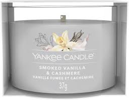 Candela votiva Yankee Candle Smoked Vanilla & Cashmere da 37 g: fragranza calda e avvolgente con vaniglia, note fumose e cashmere. Formato mini...