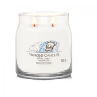 Candela profumata Signature Medium Jar con fragranza Winter Walk: accordi freschi di pera gelata, pesca e menta su cuore floreale e fondo boisé....