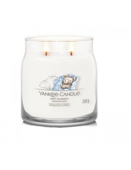 JAR WINTER WALK 368 GR Candela profumata Signature Medium Jar con fragranza Winter Walk: accordi freschi di pera gelata, pesca e menta su cuore floreale e fondo boisé....