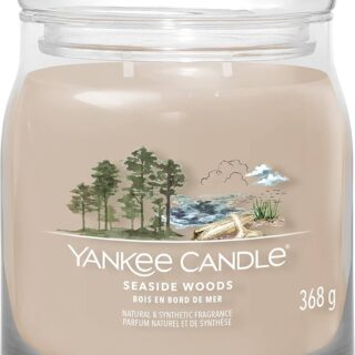 Candela profumata Yankee Candle Seaside Woods in barattolo medio da 368 g. Fragranza legnosa e marina con note di fiori d'arancio e agrumi; vaso in...