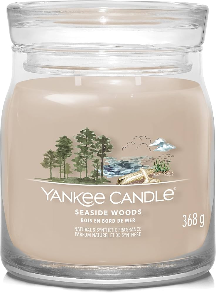 JAR SEASIDE WOODS 368 GR Candela profumata Yankee Candle Seaside Woods in barattolo medio da 368 g. Fragranza legnosa e marina con note di fiori d'arancio e agrumi; vaso in...
