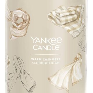Candela profumata Signature Warm Cashmere in elegante tumbler di vetro con coperchio in metallo spazzolato. Cera a base di soia, due knoti in cotone...