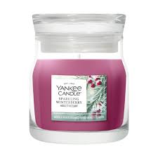 Candela profumata in giara di vetro da 110 g con fragranza fresca e fruttata di Sparkling Winterberry. Stoppino in fibra naturale e coperchio in...