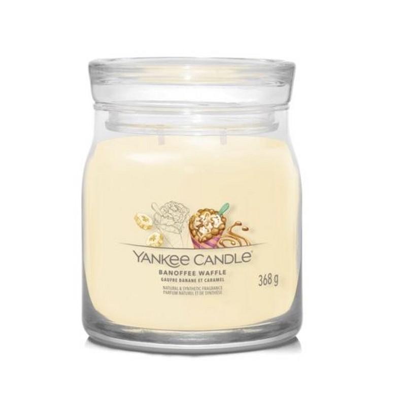 YANKEE CANDLE JAR BANOFFEE WAFFLE 368G Candela profumata Signature in barattolo di vetro da 368 g con fragranza Banoffee Waffle: note di banana, caramello, cioccolato e vaniglia. Due...