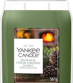 Giara media profumata Yankee Candle Balsam & Cedar Fireside: fragranza legnosa con note di pino e cedro, cera a base vegetale e durata fino a 50...