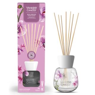 Diffusore a bastoncini Yankee Candle Signature da 100 ml nella fragranza Wild Orchid. Profumazione fiorita e tropicale che diffonde aroma continuo...