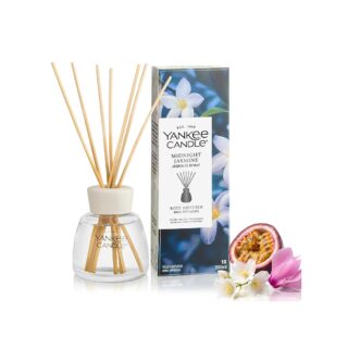 Diffusore a bastoncini Yankee Candle Signature con fragranza fiorita Midnight Jasmine. Contenitore in vetro decorato e bastoncini in rattan inclusi;...
