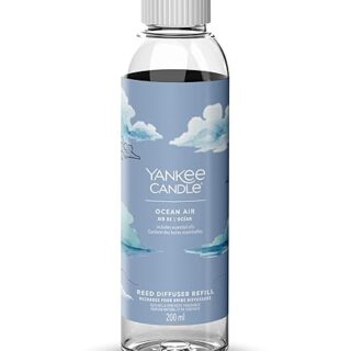 Ricarica da 200 ml per diffusori a bastoncini Yankee Candle Signature nella fragranza Bayside Cedar. Fragranza Fresh & Woody con note agrumate di...