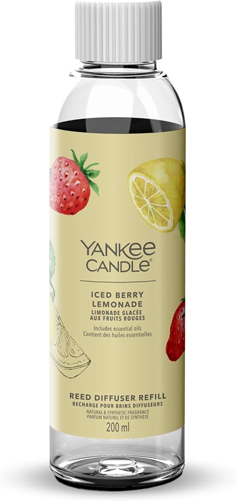 YANKEE CANDLE REED DIFFUSER REFILL ICED BERRY LEMONADE Ricarica da 200 ml per diffusore a bastoncini Yankee Candle Signature: fragranza fresca e fruttata con note di pompelmo, yuzu, lampone e un tocco...