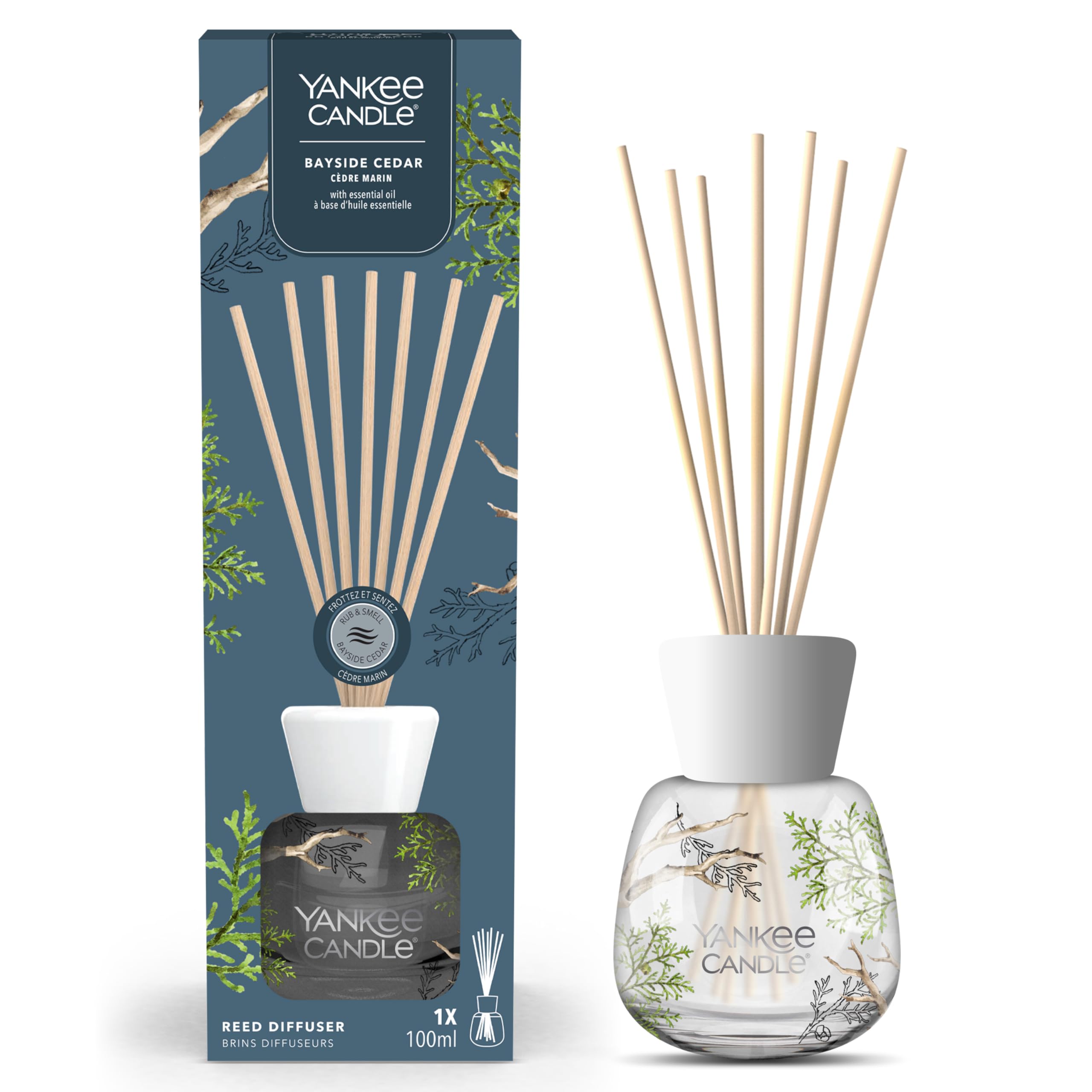 YANKEE CANDLE REED DIFFUSER BAYSIDE CEDAR Diffusore a bastoncini Yankee Candle Signature Bayside Cedar da 100 ml: fragranza agrumata e legnosa con diffusione continua fino a 8 settimane. Vaso...