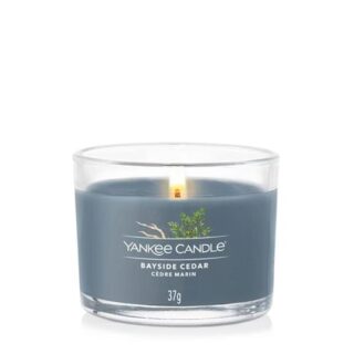 Candela votive filled da 37 g con fragranza Bayside Cedar: note fresche e legnose in un vasetto blu. Ideale per provare la fragranza, decorare o fare...