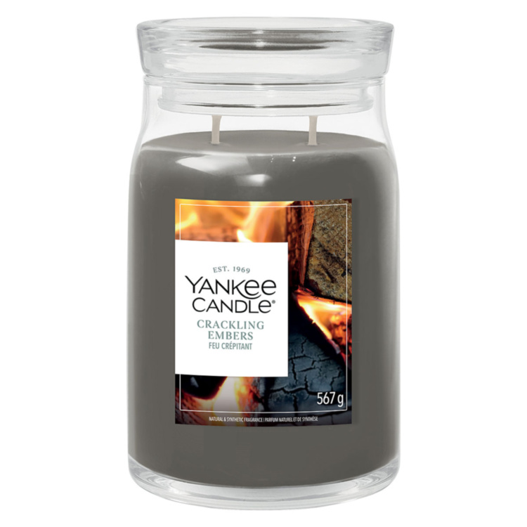 JAR CRACKLING EMBERS 122 GR Candela profumata Yankee Candle Crackling Embers in Small Jar (110 g) della linea Signature: profumo caldo e legnoso con note speziate. Durata...