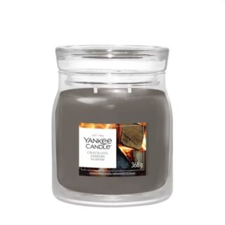 Candela profumata in giara Yankee Candle Crackling Embers, giara media da 368 g con due stoppini per diffusione intensa. Fragranza legnosa e speziata...