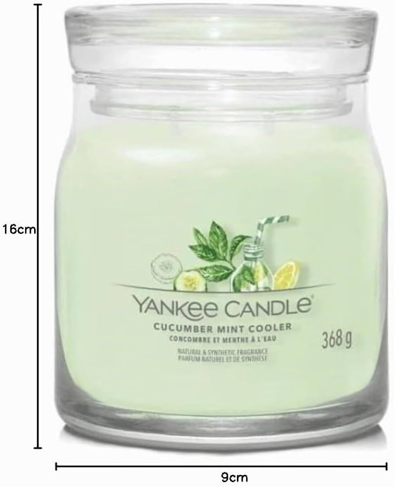 YANKEE CANDLE JAR CUCUMBER MINT COOLER 368G Candela profumata Yankee Candle Signature Cucumber Mint Cooler in giara media da 368 g. Fragranza fresca e agrumata con cetriolo e menta, giara in...