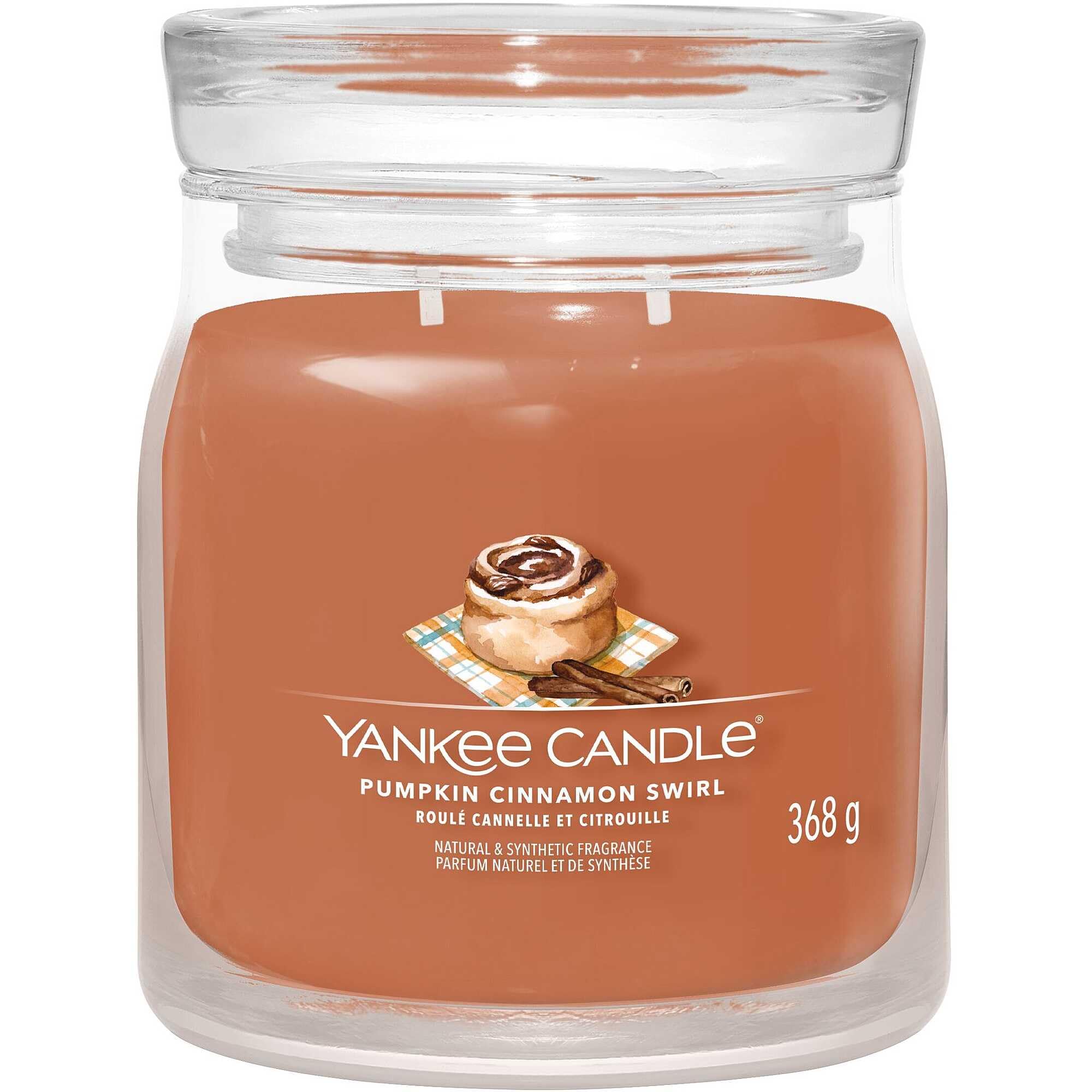 YANKEE CANDLE JAR PUMPKIN CINNAMON SWIRL 368G Candela in giara Signature da 368 g con fragranza autunnale: cannella, caramello e impasto di zucca. Due stoppini e 35-50 ore di combustione per...