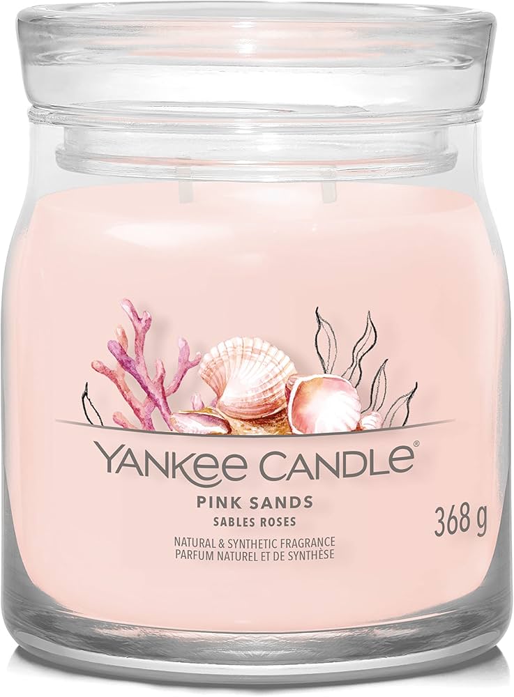 YANKEE CANDLE JAR PINK SANDS 368G Candela profumata Pink Sands in giara media Signature da 368 g. Fragranza esotica con agrumi, melone e note calde di vaniglia; blend di cera premium...