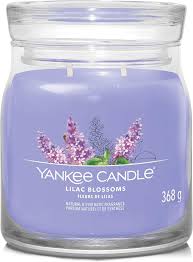 Candela profumata Yankee Candle Lilac Blossoms in giara media Signature (368 g) con due stoppini per diffusione uniforme. Fragranza floreale con note...