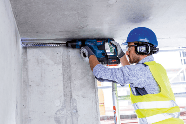 BOSCH MARTELLO PERFORATORE A BATTERIA GBH 18V-36 C Martello perforatore cordless SDS-max da 18 V progettato per offre potenza (7 J) in formato compatto, ideale per forature e scalpellature in...
