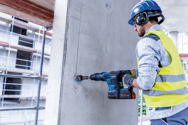 BOSCH MARTELLO PERFORATORE A BATTERIA GBH 18V-36 C Martello perforatore cordless SDS-max da 18 V progettato per offre potenza (7 J) in formato compatto, ideale per forature e scalpellature in...