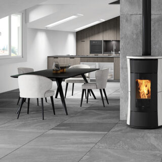 Stufa a pellet canalizzabile da 11 kW con rivestimento in ceramica Bianco Panna. Progettata per riscaldare ambienti fino a circa 290 m³, offre...