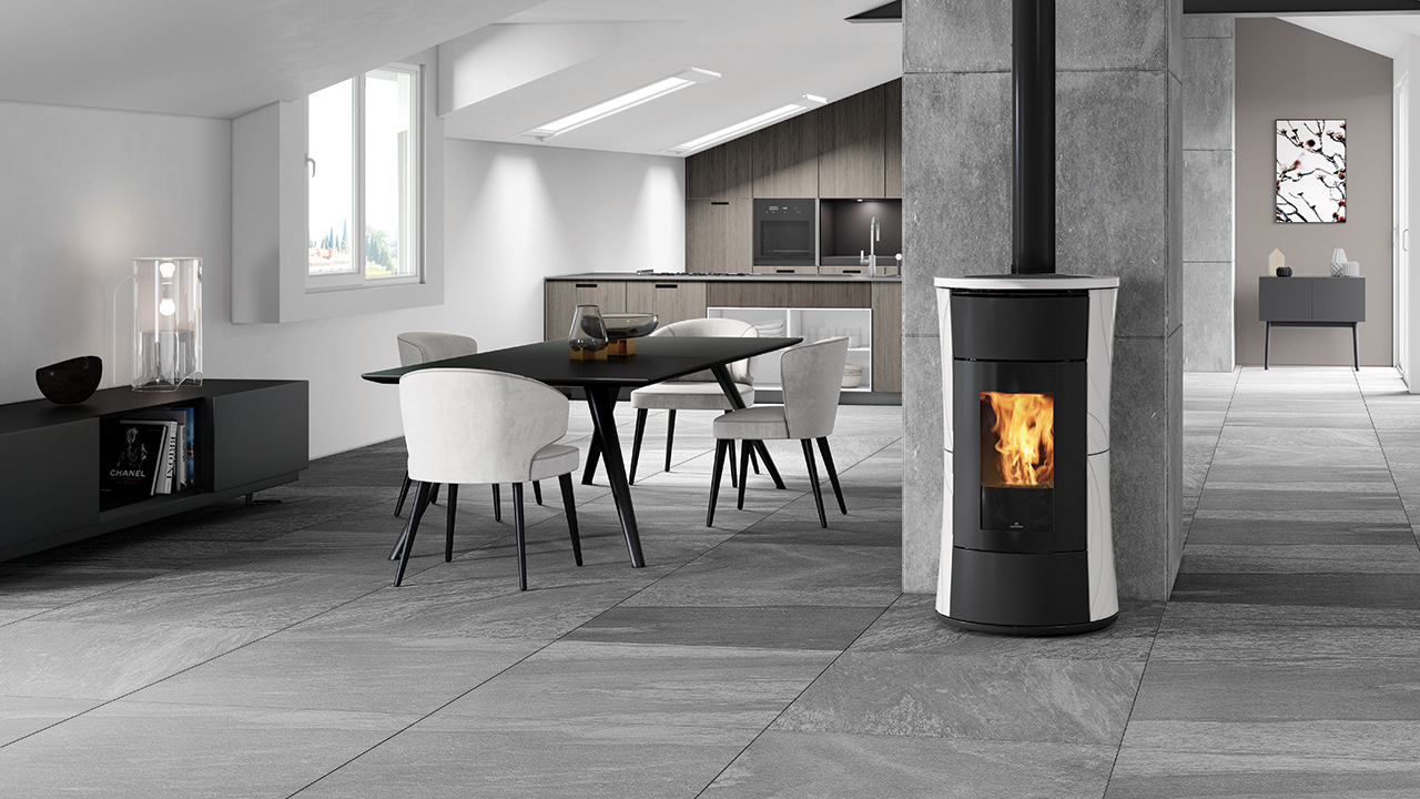 STUFA A PELLET CHERIE 11 EVO BIANCO PANNA Stufa a pellet canalizzabile da 11 kW con rivestimento in ceramica Bianco Panna. Progettata per riscaldare ambienti fino a circa 290 m³, offre...