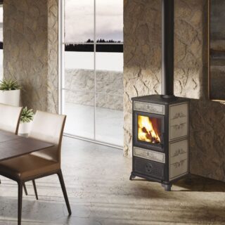 Stufa a legna dallo stile rustico con rivestimenti in ceramica e ampio focolare in ghisa. Potenza utile 10,8 kW e rendimento 86,1% per riscaldare...
