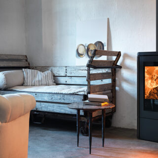 Stufa a legna Ravelli ALBA STEEL versione Bronzo: 8,5 kW di potenza nominale, rivestimento in acciaio con top in ghisa, ampia visione della fiamma e...