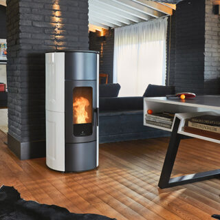 Stufa a pellet canalizzabile e coassiale pensata per gestire separatamente ventilazione e canalizzazione. Dotata di braciere autopulente, motore...